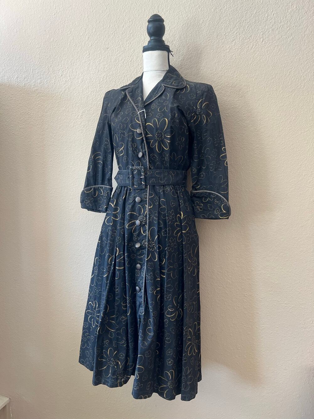 Vintage 1940s Dorna Gordon black floral long sleeve dress size S